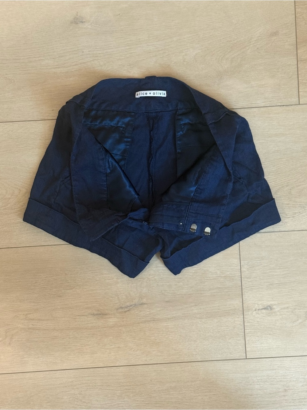 ALICE + OLIVIA Women's Navy Linen and Silk Shorts - Picture 4 of 4